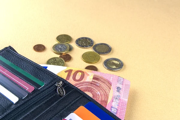 Banknot Euro Beżowym Tle Kilka Monet Czarny Portfel Męski Środków — Zdjęcie stockowe