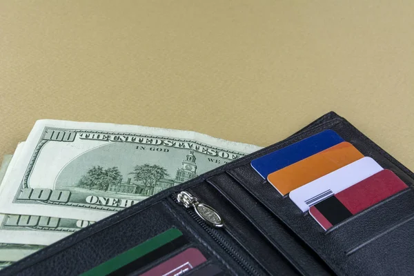 Dolar Farklı Mezhep Erkek Cüzdan Birkaç Banknot Nakit — Stok fotoğraf