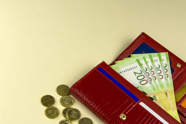 Woman Czerwony Portfel Banknoty Dwieście Rubli Rosyjskich Kilka Monet Beżowym — Zdjęcie stockowe