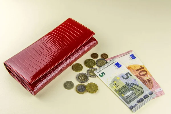 Πορτοφόλι Κόκκινο Γυναίκα Τραπεζογραμμάτια Δέκα Και Πέντε Ευρώ Λίγα Κέρματα — Φωτογραφία Αρχείου