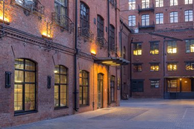 Gece görünümü. Modern Loft tarzı ofisleri eski fabrika binası içinde bulunan. Kırmızı tuğla evler. Büyük pencereler ile binalar