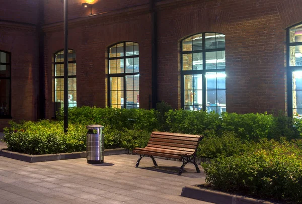 Nachtsicht Industriebau Bürogebäude Leere Bank Und Urne Rotes Backsteinhaus Abend — Stockfoto