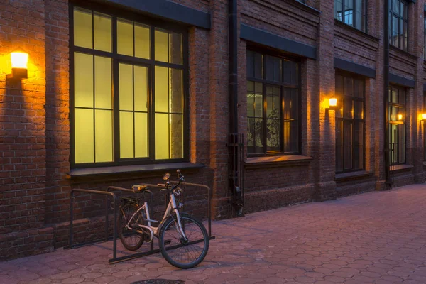 Nézd Meg Éjszaka Ipari Épület Irodaházak Bike Parkolóban Vörös Téglából — Stock Fotó