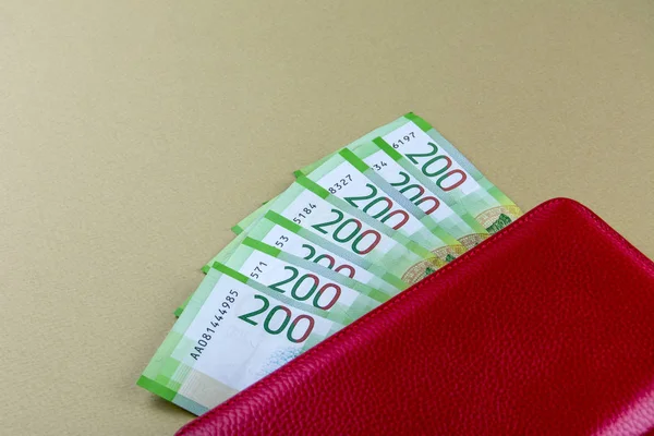Rus nakit. Banknot içinde iki yüz ruble. Kırmızı kadın cüzdan.