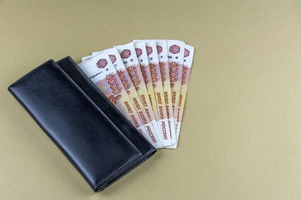Rosyjski Gotówki Banknoty Pięciu Tysięcy Rubli Portfel Czarny Człowiek — Zdjęcie stockowe