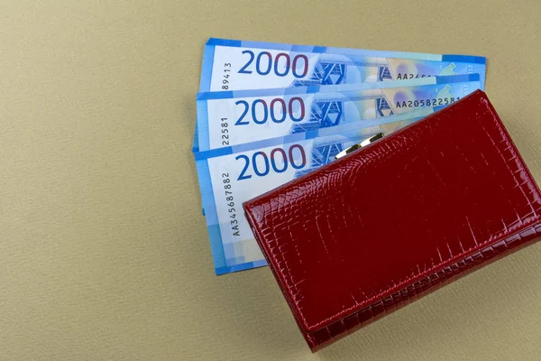 Kadın kırmızı cüzdan. Rus banknotlar 2000 ruble banknottan.