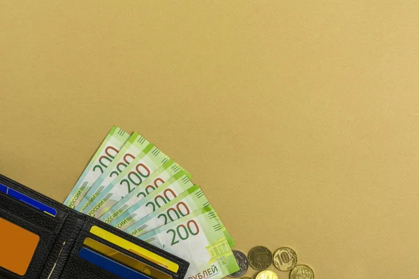 Rosyjski Banknoty 200 Rubli Torebce Człowieka Kilka Monet — Zdjęcie stockowe