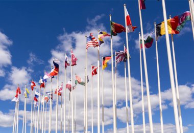 Ulusal bayrak direkleri üzerinde. Amerika Birleşik Devletleri, Almanya, Belçika, İtalya, İsrail, Türkiye ve diğer bayrakları