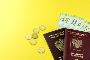 Rus para nakit ve biraz para. Mezhepleri içinde 200 ruble. Sarı bir arka plan üzerinde Rus pasaportu