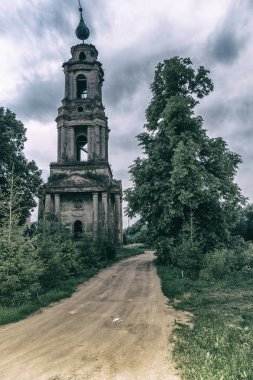 Eski bir kilise bir orman yolda mahvetti. Terk edilmiş bir yer