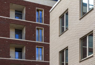 İki tuğla evler. büyük pencereler. Kırmızı tuğla duvarım evin.