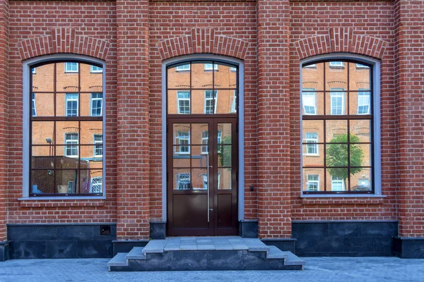 Grandes Fenêtres Porte Vitrée Maison Dans Vieux Quartier Industriel Appartements — Photo