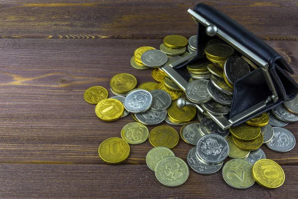 Monedas Sueltas Una Mesa Madera Marrón Cartera Llena Monedas Monedas — Foto de Stock