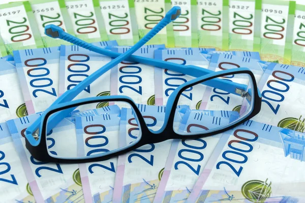 Rosyjski Gotówki Wiele Rachunków 2000 200 Rubli Stole Niebieskie Okulary — Zdjęcie stockowe
