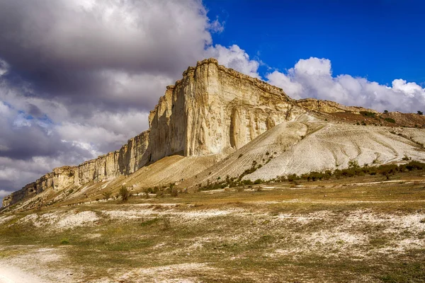 Kırım alanında Belaya Scala, mavi gökyüzü arka plan üzerinde beyaz Rock denilen