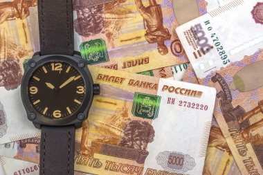 Rus nakit yakın çekim. Banknot 5000 ruble. Saati paradır.
