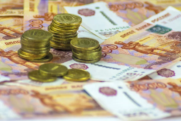 Rus nakit yakın çekim. Banknot 5000 ruble. Bir yığın yığın paralar.