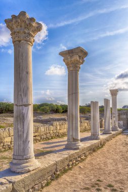 Chersonesos Crimea'da Bazilikası hayatta kalan sütunları. mavi gökyüzü arka plan üzerinde