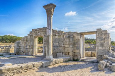 Chersonesos Crimea'da Bazilikası hayatta kalan sütun. mavi gökyüzü arka plan üzerinde