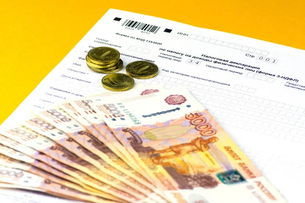 Rus yıllık vergi bireylerin vergi beyannamesi. Form 3-Ndfl tablo. Birkaç Rus banknot ve madeni paraların bir bildirge sayfasına vardır.