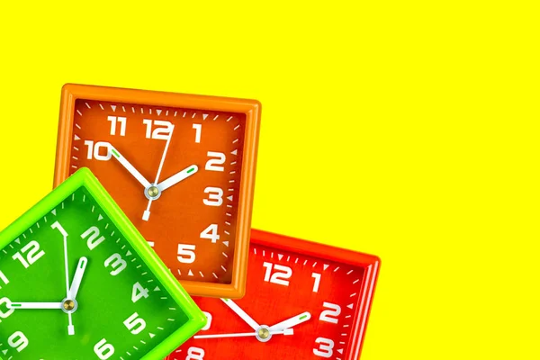 Tres Relojes Alarma Brillantes Sobre Fondo Amarillo Alarmas Verde Naranja —  Fotos de Stock