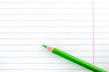 Sayfa aralığı içinde a defter. Kalem kağıda yeşildir.