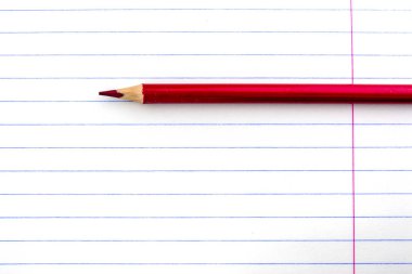 Sayfa aralığı içinde a defter. Kalem kağıda kırmızıdır.