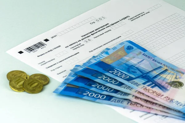 Rus yıllık vergi bireylerin vergi beyannamesi. Form 3-Ndfl. Birkaç Rus banknot ve madeni paraların bir bildirge sayfasına vardır. Mavi arka plan