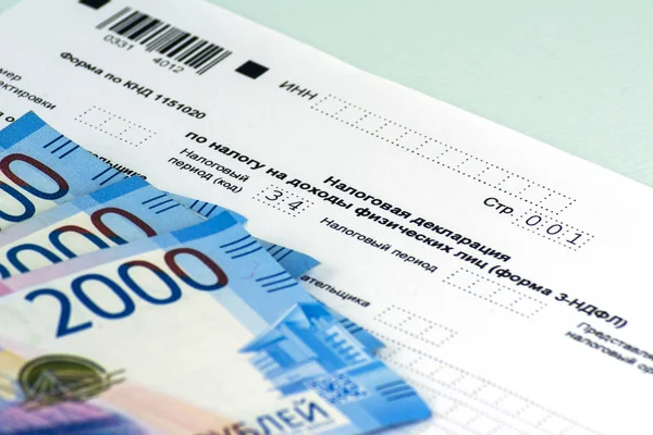 Rus yıllık vergi bireylerin vergi beyannamesi. Form 3-Ndfl. Birkaç Rus notları bir bildirge sayfasına uygulanır. Mavi arka plan.