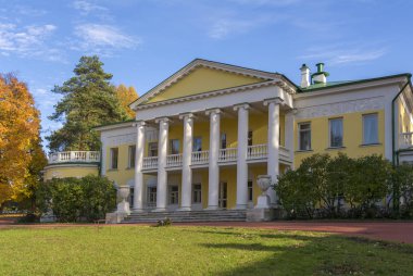 Eski bir iki katlı manor ev sonbaharda sütunlarla. Büyük evin önünde temizlenmesi. Gorki Leninskie, Lenin hills, Rusya, Vladimir Lenin son konumunu.