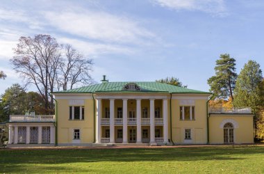 Eski bir iki katlı manor ev sonbaharda sütunlarla. Büyük evin önünde temizlenmesi. Gorki Leninskie, Lenin hills, Rusya, Vladimir Lenin son konumunu.