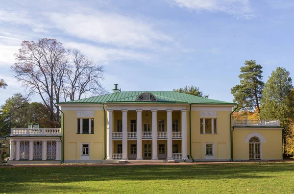 Eski bir iki katlı manor ev sonbaharda sütunlarla. Büyük evin önünde temizlenmesi. Gorki Leninskie, Lenin hills, Rusya, Vladimir Lenin son konumunu.