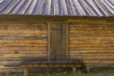 Eski kır evi Silindire tomruklardan. Bank avlusunda