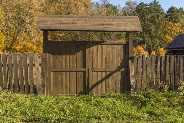 Cerca Madera Pueblo Puerta Madera Vieja Con Una Visera —  Fotos de Stock