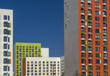 Çok renkli çok katlı konut cephe görünümü. Bina tasarımı renkli öğeleri