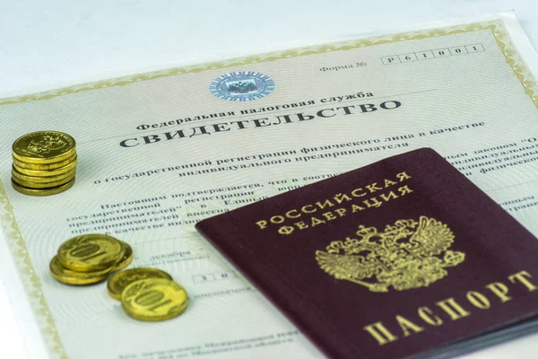 俄文文件个人企业家证书 俄罗斯护照在上面 一些俄罗斯硬币 — 图库照片