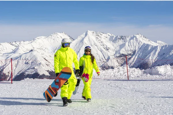 Soçi, Rusya, 11-01-2018, Rosa Khutor Kayak Merkezi. Snowboard 2320 metre yükseklikte gül tepe üstünde parlak kostümleri.