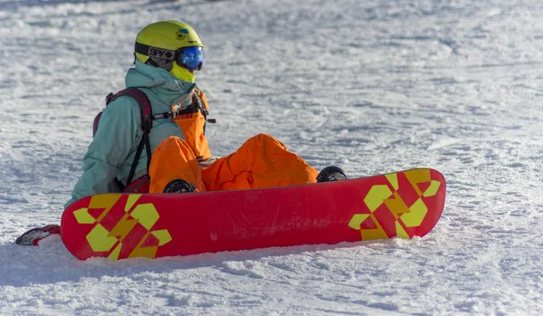 Черногория 2006 Сноубордист Сидит Снегоходе Горнолыжном Курорте Роза Хутор — стоковое фото