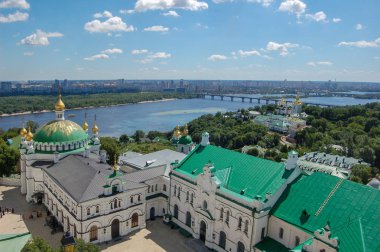 Kiev Pechersk Lavra katedraller, çan kulelerinin, cloisters, sur duvarları ve yeraltı mağaraları tüm bir kompleks için kullanılan bir isimdir.
