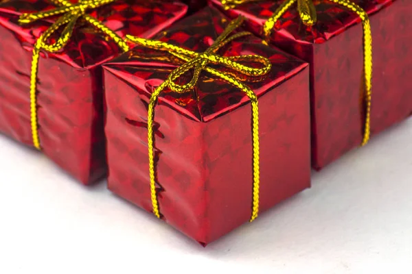 赤い光沢のある紙で小さな贈り物 Packed 白い背景の上の複数の赤いギフト ボックスのクローズ アップ — ストック写真
