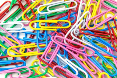 Çok renkli ataç toplu olarak beyaz bir arka plan üzerinde yalan