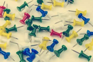 Renkli raptiye işaretçiler gevşek kağıt üzerinde yalan. Eski vintage tarzı yumuşak taşıma