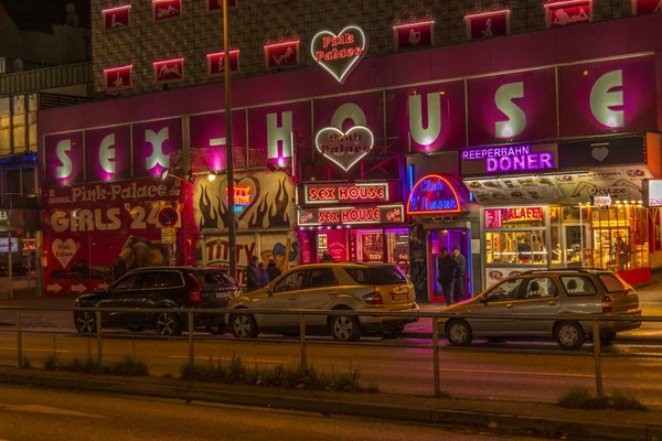 Hamburg, Almanya, 22 Kasım 2017. Red light district geceleri. Seks mağazalar, barlar ve restoranlar. Reeperbahn Caddesi. Gece hayatı