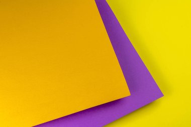 Yaprak kağıt bir üst üste yerleştirilir. Sarı, turuncu ve mor Kağıt arka plan
