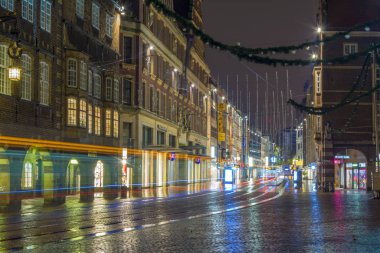 Bremen, Almanya, 19 Kasım 2017. Yağmurdan sonra şehrin gece sokak