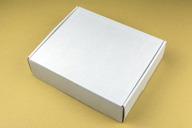 Karton kutu bej renkli arka plan üzerinde. Ambalaj kutusu stok.