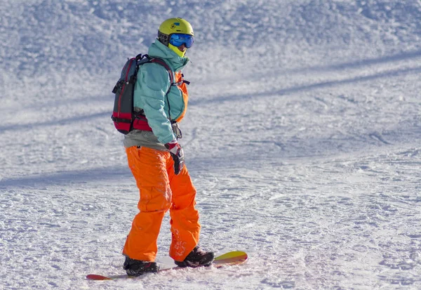 Sochi Rússia 2018 Estância Esqui Rosa Khutor Snowboarder Desce Encosta — Fotografia de Stock