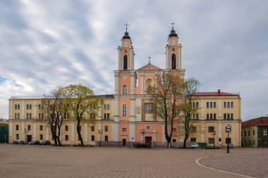 Kaunas, Litvanya tarihi kent. Şehir Meydanı. Eski kilise, St Francis Xavier 1666 yılından bu yana