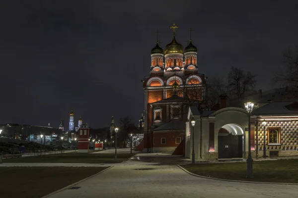 Nachtaufnahme des alten Stadtviertels Zarjadje in Moskau. in der Ferne den Kreml sehen. — Stockfoto