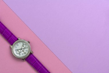 Pembe bir arka plan üzerinde güzel bayanlar izle.